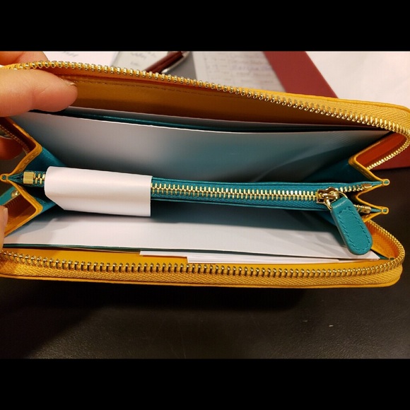 Authentic Salvatore FERRAGAMO GANCINI City Leather zip around Wallet.